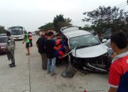 Duarrr! Avanza Hantam Pembatas Tol Cijago, Sopir Terjepit Bodi Mobil