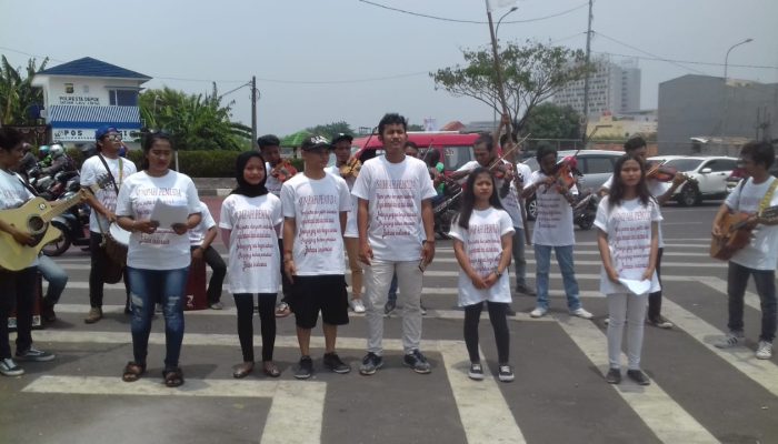 Seniman Trotoar Depok Peringati Sumpah Pemuda dengan Street Ochestra