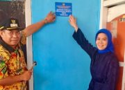 Anggota DPR RI Intan Fauzi Pasang Papan Peneng BSPS di Depok