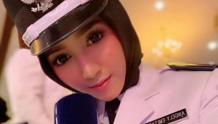 Perkenalkan Angely Emitasari, Biduan Dangdut Cantik yang Jadi Kepala Desa