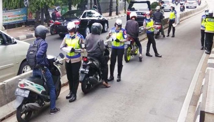 Ditilang karena Tak Nyalakan Lampu Motor, Mahasiswa Gugat ke MK