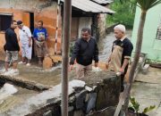 Qurtifa Bersama Lurah Tinjau Banjir di Sukamaju