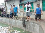 Warga RW13 dan DLHK Depok Kerja Bakti Pasca Banjir