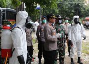 Tim KBR Brimob Depok Lakukan Penyemprotan Cairan Disinfektan di Sukmajaya