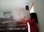 Cegah Covid-19, Afifah Alia Semprotkan Desinfektan di Gereja Depok