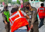 300 Warga Depok Langgar PSBB, Mereka Disuruh Bersihkan Jalan Pakai Rompi