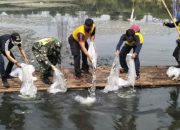 Lestarikan Jenis Ikan, Komunitas Gowes Tebar 2.500 Benih di Situ Depok