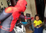 Spiderman Bagi-bagi Buku di Depok