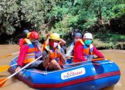 Damkar Depok dan Relawan Ngalun Sungai Ciliwung, Mereka Temukan Ini