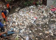 Tersumbat, Sampah Kali Baru Mulai Diangkat