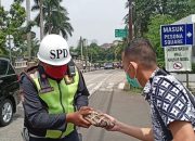 Jaksa di Depok Bagikan Sajadah Gratis