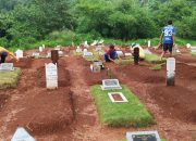 Diguyur Hujan Korban Makam COVID-19 Amblas