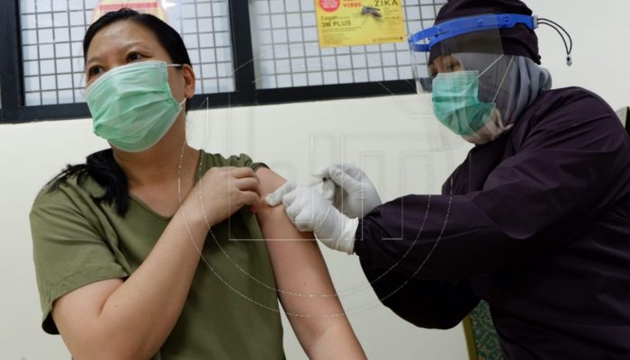 Ratusan Pedagang Pasar Depok Divaksin Covid-19