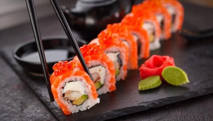 Ga Perlu ke Restoran, Disini Kalian Bisa Nikmatin Sushi Cuma 15 Ribu