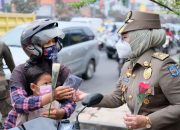 Satpol PP Depok Bagikan Masker dan Bunga Kepada Pengguna Jalan