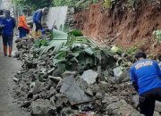 DPUPR Depok Angkat Material Longsor di Pondok Jaya