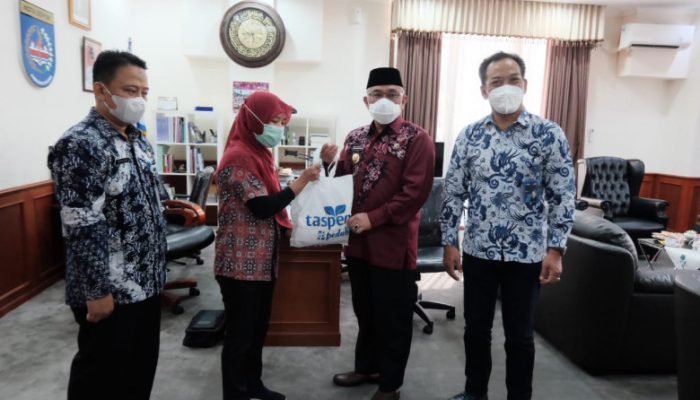 Peduli, PT Taspen Berikan Paket Sembako dan Kursi Roda