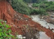 Cegah Longsor, DPUPR Depok Pasang Cecuruk di Kali Pesangrahan