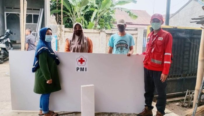 PMI Depok Beri Bantuan Material Bangunan untuk Korban Rumah Roboh