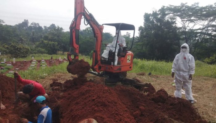 Kematian Kasus Covid-19 Meningkat, TPU Tapos Gunakan Alat Berat untuk Gali Kubur