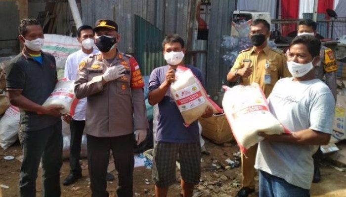 Polsek Sawangan Bagikan Sembako Warga yang Ikut Vaksinasi