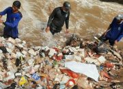 Bersihkan Sampah di Kali Cabang Tengah, DPUPR Depok Terjunkan Satgas