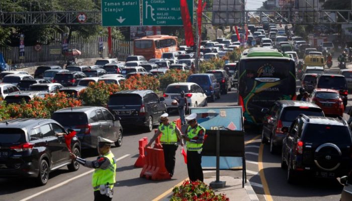 Jalur Puncak Padat, Oneway Arah Jakarta Diberlakukan Siang Ini