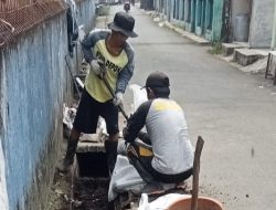 Normalisasi Saluran Air, DPUPR Depok Kumpulkan 200 Karung Sedimen Pasir