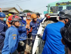 Tertabrak Kereta, Minibus Terjepit di Perlintasan