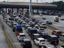 Antrean Kendaraan Terpantau di Gerbang Tol Cikupa Arah Jakarta