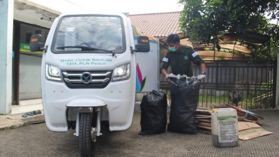 Dorong Kendaraan Berbasis Baterai, PLN Berikan Dompet Sampah Gerobak Motor Listrik