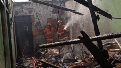 Korsleting Listrik, Rumah Warga Duren Mekar Dilalap Si Jago Merah