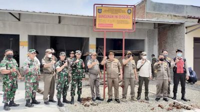 Satpol PP Segel Bangunan Toko Tak Berizin di Jalan Raya Krukut