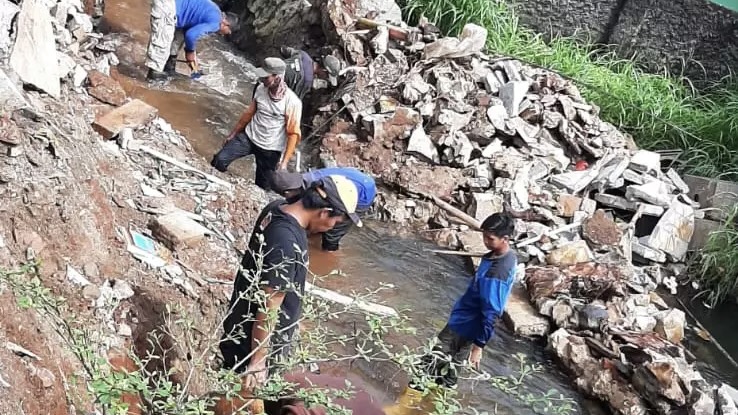 DPUPR Buat Turap Di Kali Sarangan Untuk Cegah Longsor Susulan