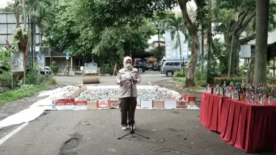 Pemkot Musnahkan Ribuan Botol Minuman Beralkohol