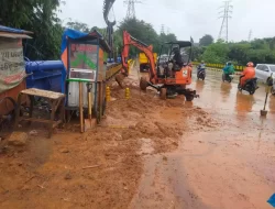 Atasi Tumpukan Tanah di Jembatan GDC, DPUPR Terjunkan Alat Berat