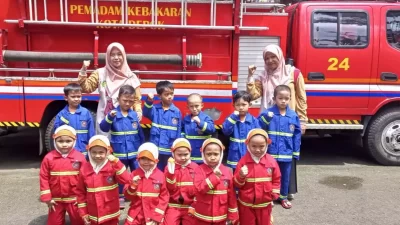 Siswa TK ABA 10 Kunjungi Damkar Depok