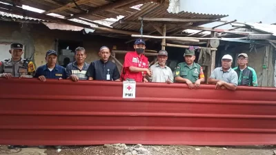 Bantu Korban Puting Beliung di Cilodong, PMI Distribusikan Bahan Bangunan