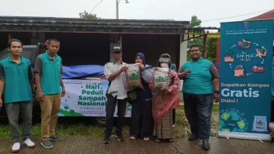 Warga Di Situ Pengasinan Menerima 300 Kantong Pupuk Gratis