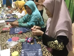 Ikuti Pelatihan Handy Craft, Lansia Di Depok Bahagia