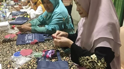 Ikuti Pelatihan Handy Craft, Lansia Di Depok Bahagia