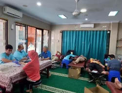 Pelaksanaan Donor Darah di Masjid Al Manar Taman Duta Diapresiasi Lurah Cisalak