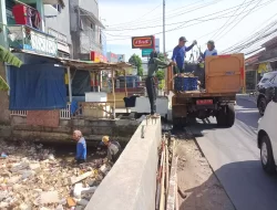 DPUPR Depok Bersihkan Sampah Kali Cabang Barat