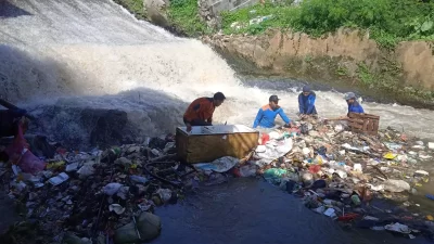 DPUPR Terjunkan Satgas Bersihkan Kali Cabang Tengah