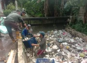 Satgas DPUPR Angkut Styrofoam hingga Kasur dari Kali Cabang Timur