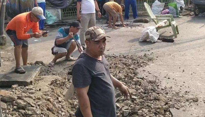 Warga RW 15 Pancoran Mas Bersihkan Drainase Jalan Pitara