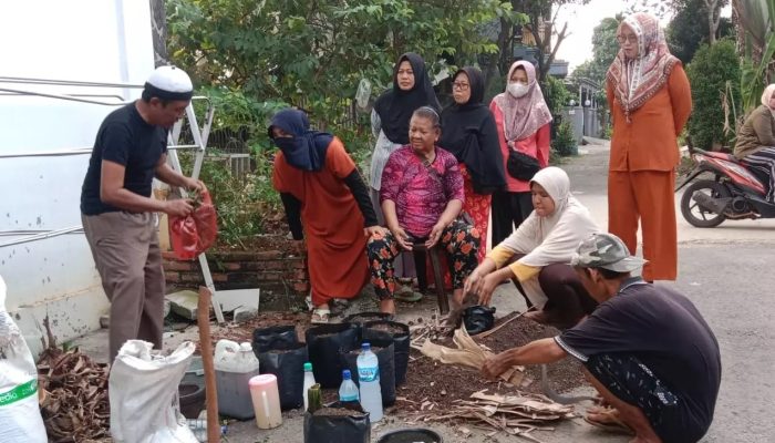 Warga Gading Depok Residence Buat Pupuk dan Media Tanam Organik