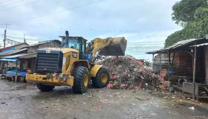 DLHK Depok Terjunkan Petugas Atasi Tumpukan Sampah di Jalan Namin D Bothin