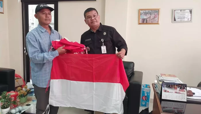 Sambut HUT RI, Kelurahan Jatijajar Bagikan Ratusan Bendera Merah Putih