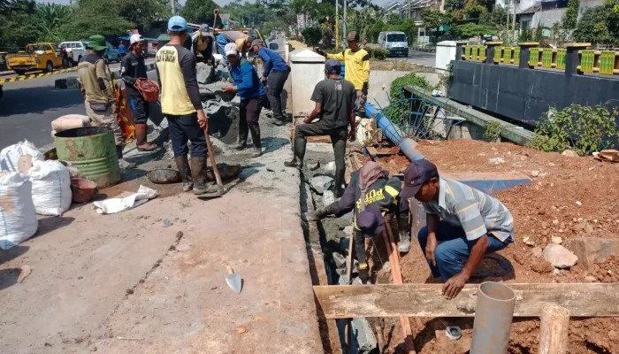 DPUPR Pasang Penyanggah Batu Kali pada Jalan Amblas GDC Kalibaru 